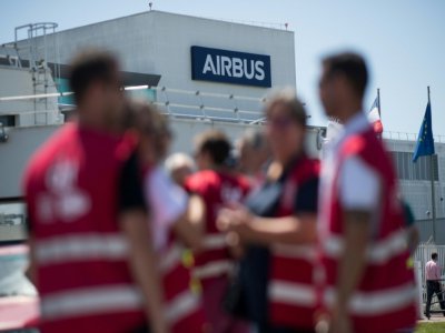 Des salariés d'Airbus réunis devant une usine Airbus, à Montoir-de-Bretagne, le 8 juillet 2020 - Loic VENANCE [AFP]