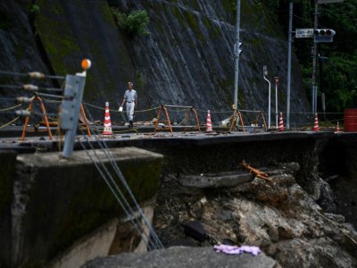 Une route endommagée par les pluies diluviennes et les inondations à Kuma (Japon), le 9 juillet 2020 - CHARLY TRIBALLEAU [AFP]
