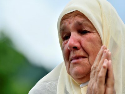 Mejra Djogaz, au mémorial de Potocari le 3 juillet 2020 devant la tombe de ses fils tués lors du massacre de Srebrenica - ELVIS BARUKCIC [AFP]