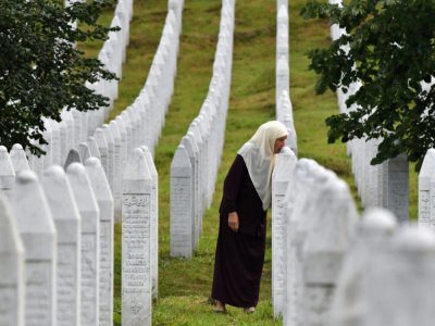 Mejra Djogaz, sur la tombe de ses fils au mémorial de Potocari, 25 ans après le génocide de Srebrenica - ELVIS BARUKCIC [AFP]