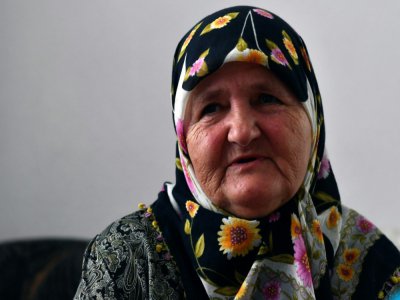 Une Bosniaque se souvient avec émotion du massacre de Srebrenica et de la perte de son mari et fils, le 3 juillet 2020 au mémorial de Potocari - ELVIS BARUKCIC [AFP]