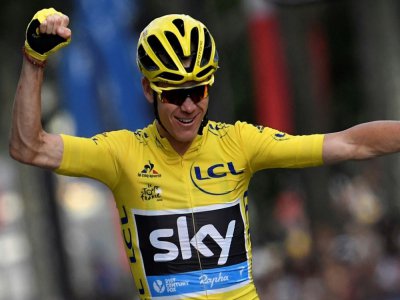 Le Britannique Christopher Froome passant la ligne d'arrivée du Tour de France 2016 - jeff pachoud [AFP/Archives]