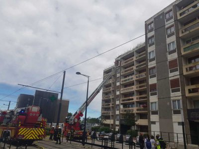 D'importants moyens des pompiers ont été déployés pour un incendie sur la toiture d'un immeuble du Havre ce jeudi 9 juillet.