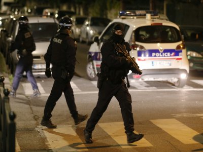 Un policier cagoulé porte un LBD lors de violences urbaines à Villeneuve-la-Garenne, le 20 avril 2020 - GEOFFROY VAN DER HASSELT [AFP/Archives]