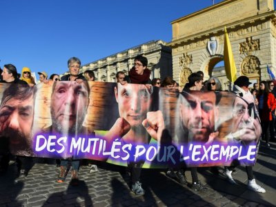 Des personnes manifestent à Montpellier le 12 janvier 2020 contre les mutilations infligées par des tirs de LBD lors des manifestations  des "gilets jaunes" - Sylvain THOMAS [AFP/Archives]
