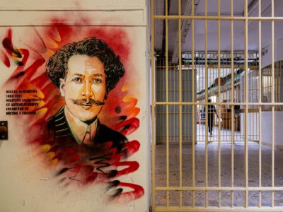 Graff de l'artiste C215 représentant le militant et journaliste Miguel Almereyda à la prison de Fresnes le 3 juillet 2020 - JOEL SAGET [AFP]