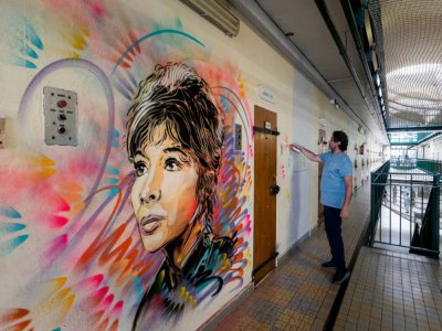 Graff de l'artiste C215 représentant Juliette Gréco à la prison de Fresnes le 3 juillet 2020 - JOEL SAGET [AFP]