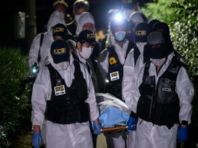 Une équipe de secouristes ramènent le corps du maire de Séoul, Park Won-soon, retrouvé mort, le 10 juillet 2020 - Ed JONES [AFP]