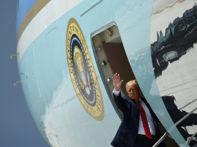 Le président Donald Trump embarque à bord d'Air Force One le 10 juillet 2020 à Miami (Etats-Unis) - SAUL LOEB [AFP]