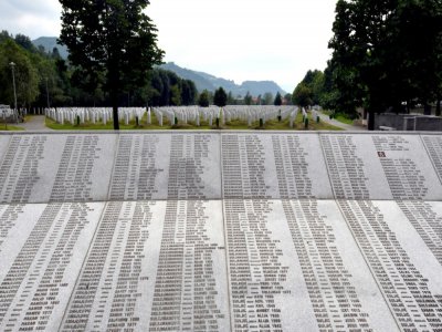 Dans le cimetière mémorial de Potocari, près de Srebrenica, le 9 juillet 2020 - ELVIS BARUKCIC [AFP]