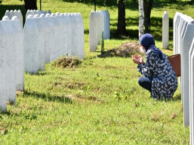 Une survivante du massacre de Srebrenica prie dans le cimetière de Potocari, le 10 juillet 2020 - ELVIS BARUKCIC [AFP]