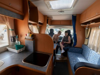 Un couple à bord de son camping car à Castellon, en Espagne, le 4 juillet 2020 - JOSE JORDAN [STR/AFP]