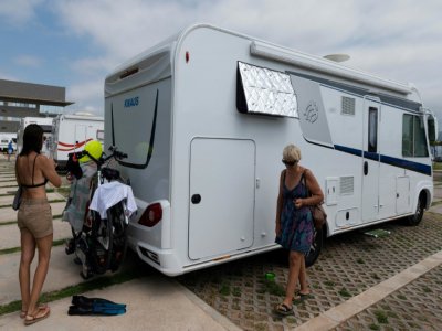 Un camping-car et ses occupants sur un parking à Castellon de la Plana, sur la côte est de l'Espagne, le 4 juillet 2020 - JOSE JORDAN [STR/AFP]