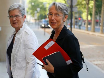 Genevieve Darrieussecq, ministre déléguée auprès de la ministre des Armées,  et Elisabeth Borne, ministre du Travail, à leur arrivée au séminaire, le 11 juillet 2020 à Paris - Thomas SAMSON [AFP]