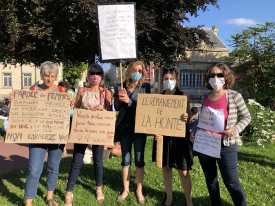 Des femmes exprimant leur colère à travers leurs pancartes - Justine Tariel