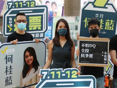 Gwyneth Ho (C), candidate aux primaires du camp pro-démocratie à Hong Kong, aux côtés d'Anthony Wong (G) et Lester Shum (D), le 11 juillet 2020 - May JAMES [May James/AFP]
