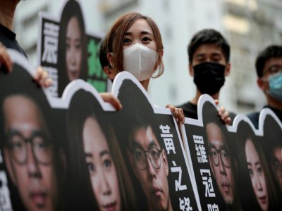 Tiffany Yuen, l'une des candidates aux primaires pro-démocratie pour les législatives de septembre à Hong Kong, fait campagne lors du premier jour du scrutin, le 11 juillet 2020 - May JAMES [AFP]