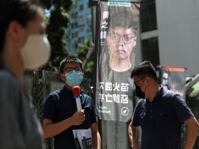 Le militant pro-démocratie Joshua Wong (C), candidat pour les primaires organisées par son camp, durant le scrutin à Hong Kong le 11 juillet 2020 - May JAMES [May James/AFP]