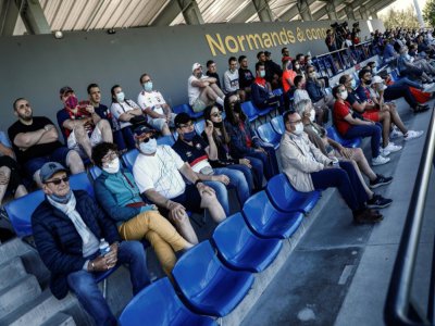 Quelques centaines de spectateurs, pour la plupart masqués, ont assisé au match amical opposant Caen au Paris FC au stade Michel d'Ornano, le 11 juillet 2020 - Sameer Al-DOUMY [AFP]