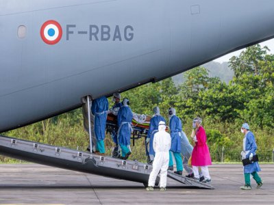 Transfert d'un malade du Covid-19, par avion depuis Matoury, près de Cayenne, vers les Antilles françaises, le 28 juin 2020 - jody amiet [AFP/Archives]