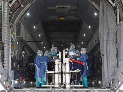 Vérification des équipements médicaux dans un Airbus A400M avant l'évacuation de plusieurs malades depuis Matoury, près de Cayenne, vers les Antilles françaises, le 28 juin 2020 - jody amiet [AFP/Archives]