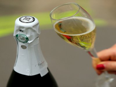 Pendant la crise sanitairtes, des maisons de champagne ont lancé des dégustations connectées pour rester en contact avec leur client - FRANCOIS NASCIMBENI [AFP/Archives]