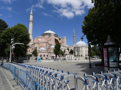 L'ex-basilique Sainte-Sophie, avec des barrières installées par la police, à Istanbul le 11 juillet 2020 - Ozan KOSE [AFP]