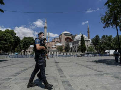 Des policiers turcs patrouillent devant l'ex-basilique Sainte-Sophie à Istanbul, le 11 juillet 2020 - Ozan KOSE [AFP]