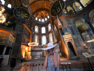 Une touriste en visite à Sainte-Sophie, à Istanbul le 10 juillet 2020 - Ozan KOSE [AFP]