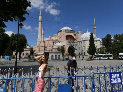 Une femme pose pour une photo devant Sainte-Sophie, à Istanbul le 11 juillet 2020 - Ozan KOSE [AFP]
