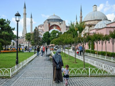 Des passants devant Sainte-Sophie, à Istanbul le 11 juillet 2020 - Ozan KOSE [AFP]