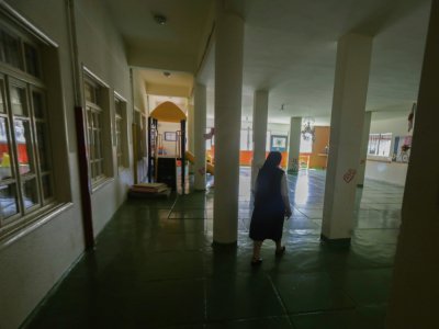 Une religieuse dans les couloirs vides de l'école Notre-Dame-de-Lourdes, à Zahle, au Liban, le 30 juin 2020 - JOSEPH EID [AFP]
