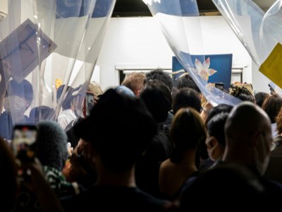 Une foule se bouscule dans la galerie d'art Same où le vol des oeuvres est permis, le 9 juillet 2020 à Tokyo - Behrouz MEHRI [AFP]