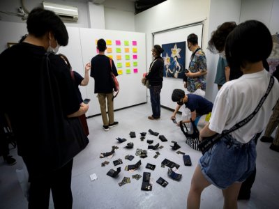 Des visiteurs regardent des oeuvres exposées dans la galerie d'art Same où le vol des oeuvres est permis, le 9 juillet 2020 à Tokyo - Behrouz MEHRI [AFP]