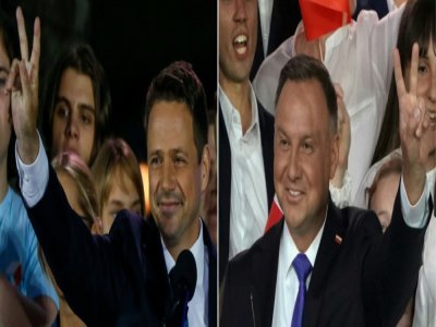 Le président polonais Andrzej Duda (à droite) et son rival à la présidentielle Rafal Trzaskowski font tous deux le signe de la victoire lors de la divulgation des premiers résultats, le 12 juillet 2020 - Wojtek RADWANSKI, JANEK SKARZYNSKI [AFP]