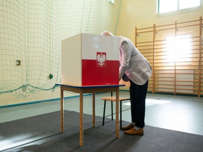 Un Polonais vote à Gdansk lors du second tour de la présidentielle, le 12 juillet 2020 - MATEUSZ SLODKOWSKI [AFP]