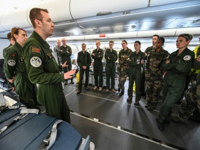 Une équipe de personnel soignant de l'armée reçoit les dernières consignes avant le décollage d'un Airbus A330 depuis la base militaire d'Istres (sud), pour Mulhouse (est), le 31 mars 2020 - Pascal GUYOT [AFP/Archives]