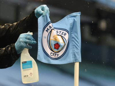 Un drapeau de Manchester City nettoyé, lors du match de Premier League contre Arsenal à Manchester, le 17 juin 2020 - PETER POWELL [POOL/AFP/Archives]