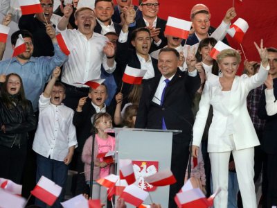 Le président sortant Andrzej Duda et sa femme Agata, le 12 juillet 2020 à Pultusk, en Pologne - JANEK SKARZYNSKI [AFP]