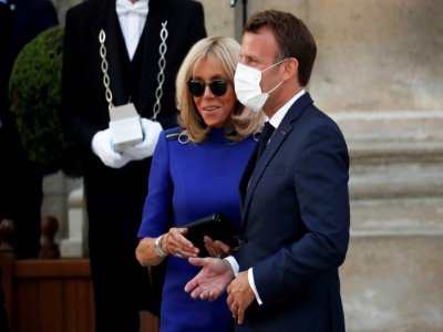 Emmanuel Macron et son épouse Brigitte Macron, au ministère des Armées le 13 juillet 2020, où le président vient de prononcer un discours - GONZALO FUENTES [POOL/AFP]