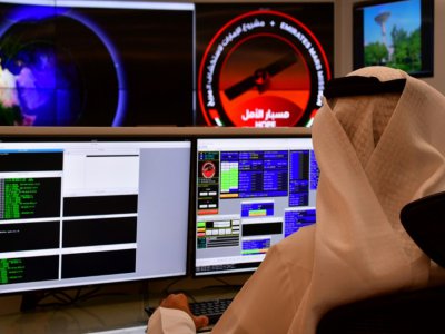 Un employé du centre spatial Mohammed Bin Rashid à Dubai, dans la salle de contrôle dédiée à la mission Mars, le 5 juillet 2020 - GIUSEPPE CACACE [AFP/Archives]