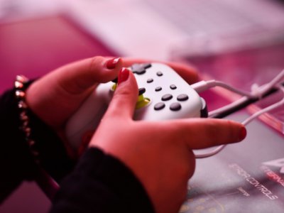 Une femme teste un jeu vidéo au salon Gamescom à Cologne, en Allemagne, le 21 août 2019 - Ina FASSBENDER [AFP/Archives]