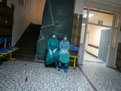 Des soignants dans le hall de l'hôpital de chirurgie orthopédique Banjica, transformé en établissement consacré aux malades du Covid-19, à Belgrade le 14 juillet 2020, - Oliver BUNIC [AFP]