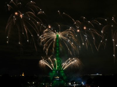 Des feux d'artifice illuminent la Tour Eiffel à Paris à l'occasion de la fête nationale le 14 juillet 2020. - Anne-Christine POUJOULAT [AFP]