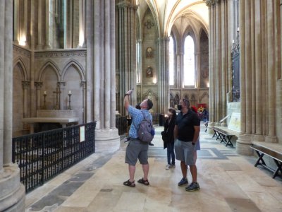 Exceptionnellement, la cathédrale de Bayeux restera ouverte jusqu'à 22 h 30 pendant les grandes vacances. - Elisa Jeanne