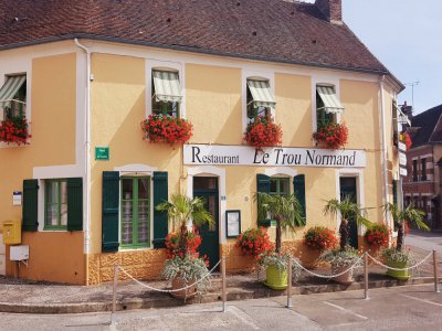 Le restaurant Le Trou normand est situé dans le Perche ornais. Frédéric et Sandrine Glon, propriétaires de l'établissement, sont passés dans SOS Village sur TF1 car ils souhaitent vendre leur affaire. - Frederic GLON