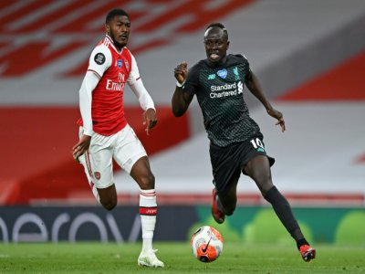 L'attaquant sénégalais de Liverpool Sadio Mané (d) devance le milieu d'Arsenal Ainsley Maitland-Niles, le 15 juillet 2020 à Londres - Shaun Botterill [POOL/AFP]