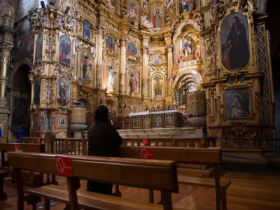 Un fidèle dans une église cathlique de Quito le 1er juillet 2020. - RODRIGO BUENDIA [AFP]