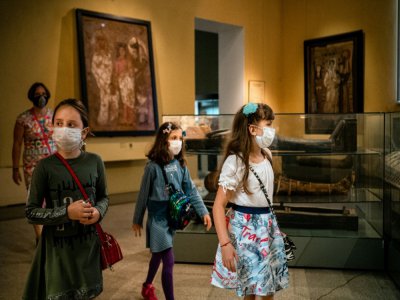 Des enfants portant des masques visitent le musée POuchkine à Moscou le 15 juillet 2020. - Dimitar DILKOFF [AFP]