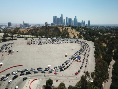Des voitures font la queue à un centre de dépistage du Covid-19 à Los Angeles le 15 juillet 2020. - Robyn Beck [AFP]